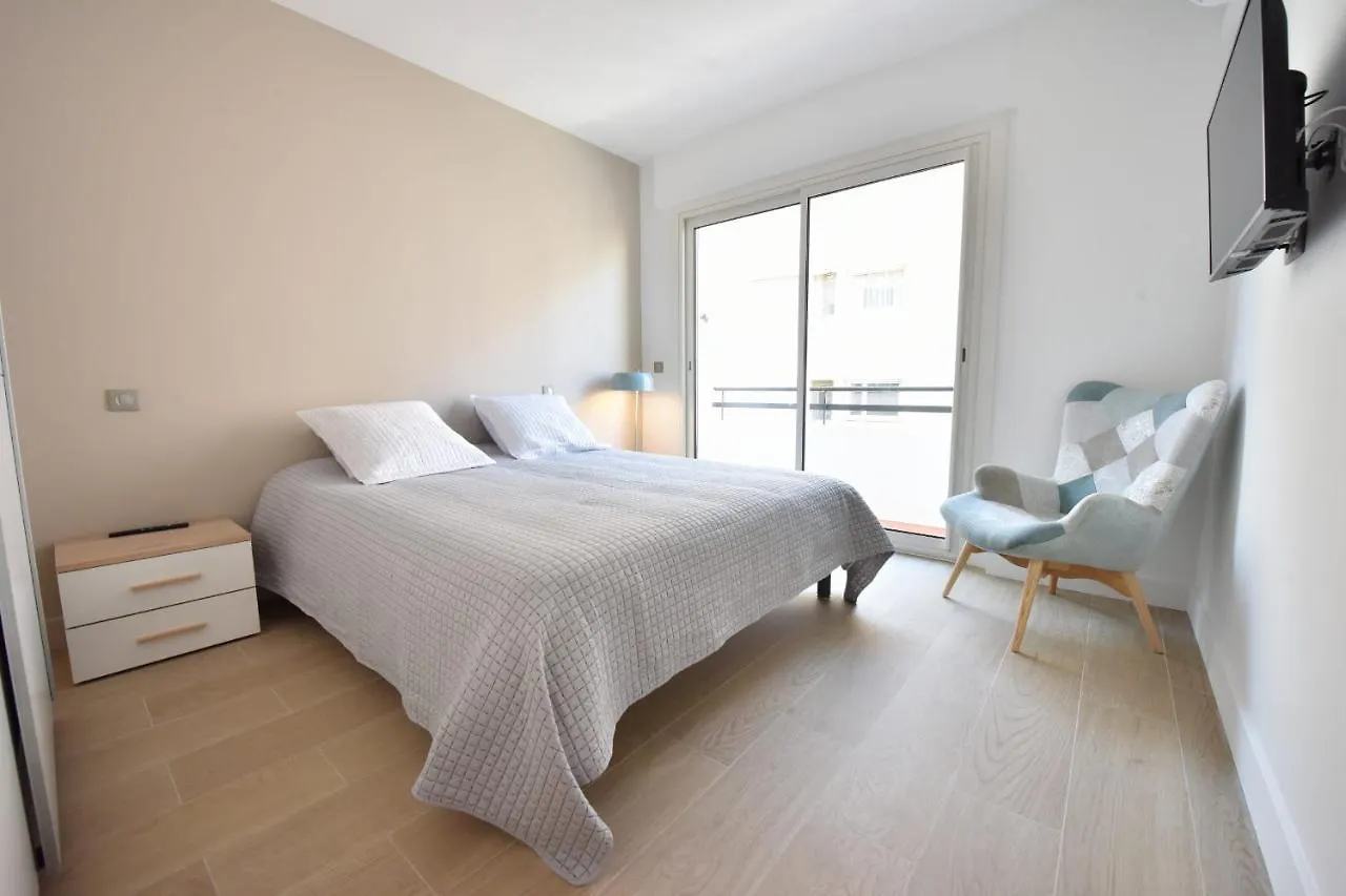 3-Room Apartment In The Heart Of Cannes contacts